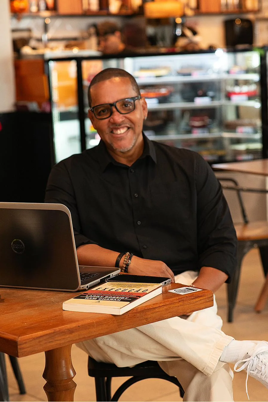 Luetil Neto, fundador da FONS, em retrato descontraído em um café